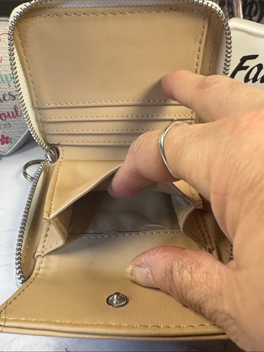Guess Wallet - Picture 7 of 9